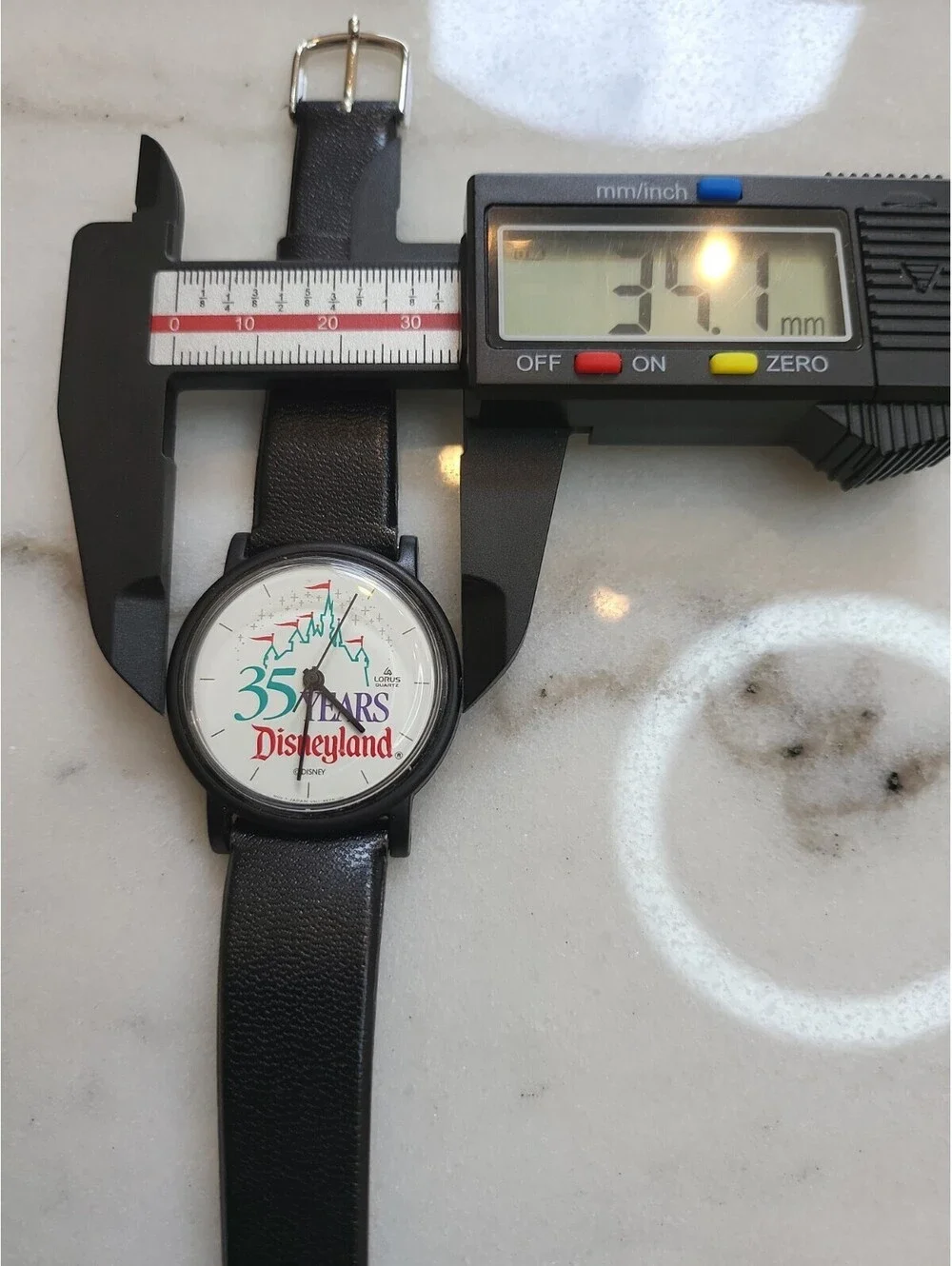 Disney Disneyland 35 Yrs Lorus Quartz Mens Watch Works Great New Battery 34mm
